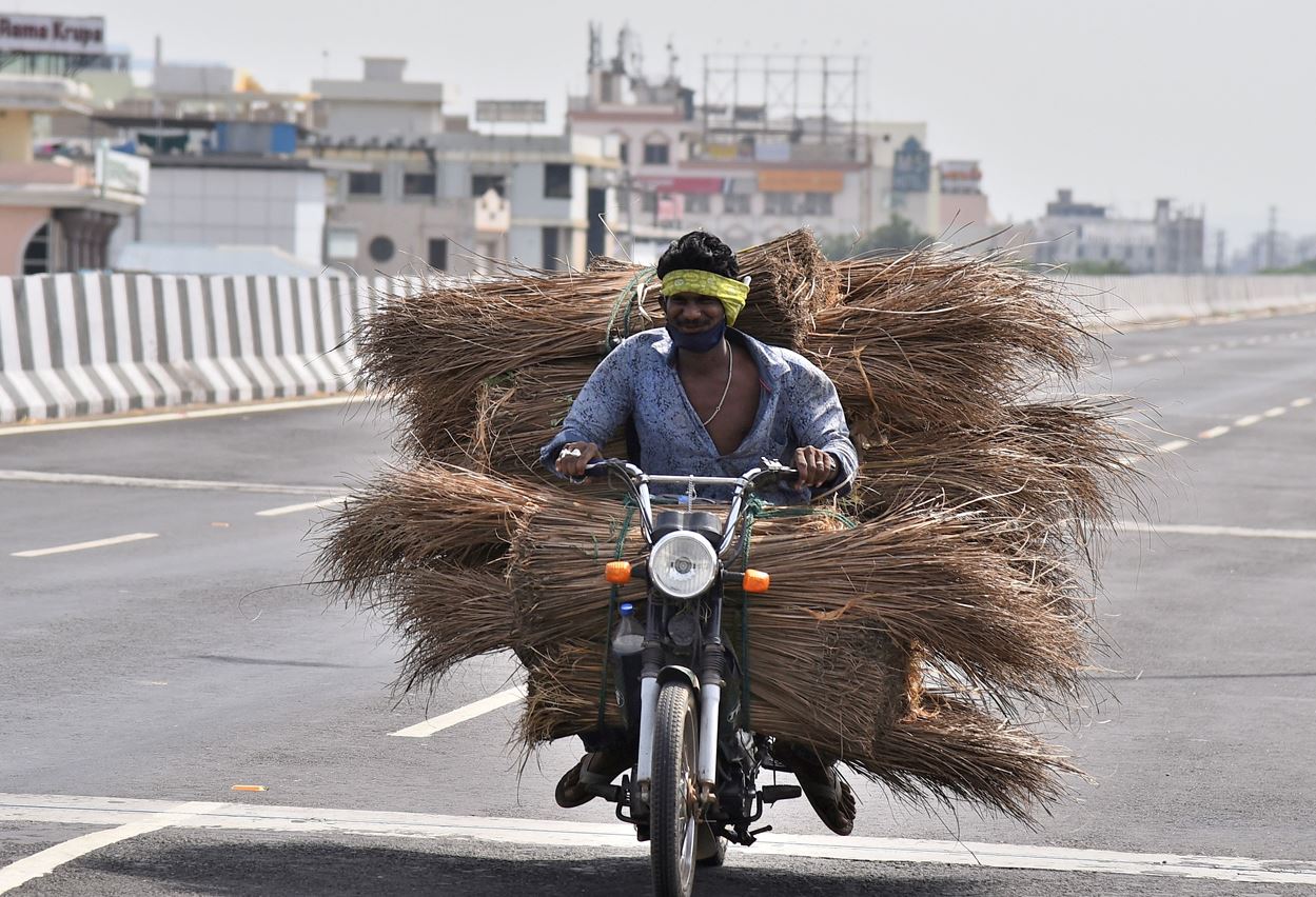 ரப்பர் செருப்பணிந்த எளியவர்கள் விமானத்தில் பறப்பதா? முதலில் சொந்தமாக ஒரு சிறியரக பைக் வாங்க முடியுமா பார்ப்போம்…